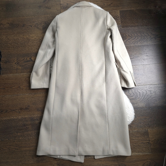 Elegant Cream Double-Breasted Women's Coat - Picture 10 of 11